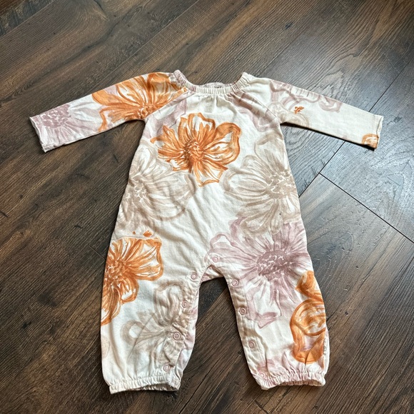 Bundle of 4 Girls 3-6 Month Outfits (Kate Quinn, Hanna Andersson, Burts Bees) - Picture 9 of 10